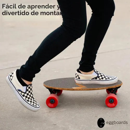 Vista 6 de Eggboards Mini Longboard The Original. Patinetas de bambú portátiles para adultos. Fácil de transportar, suave de montar. Para principiantes