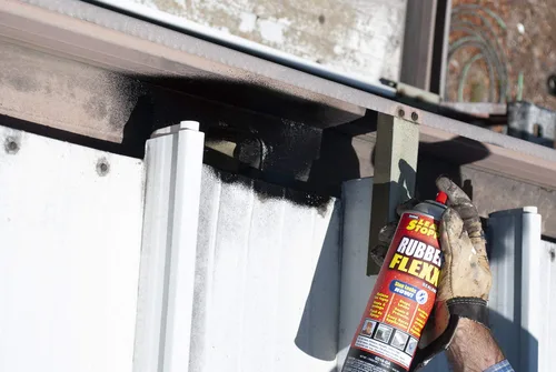 Vista 4 de Leak Stopper Rubber Flexx - Spray de reparación y sellador impermeable - Punta y pulverización para sellar grietas, agujeros, fugas, corrosión y más