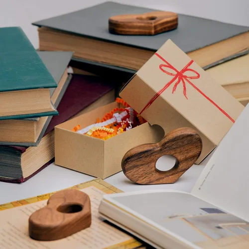Vista 6 de TILISMA Soporte para páginas de libros, accesorios de lectura de corazón de madera hechos a mano, regalos para amantes de los libros (mediano)