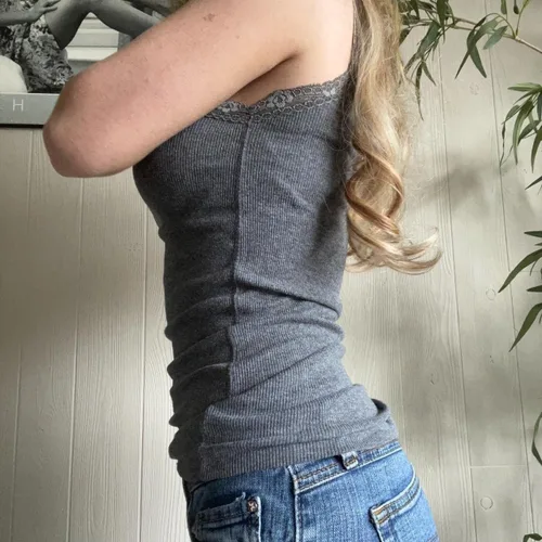 Vista 4 de Blusa ombliguera de encaje con retazos para mujer, sexy cuello en V, tirantes delgados, que se transparenta, moda del año 2000 para chicas