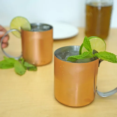 Vista 7 de Southern Homewares Taza Moscow Mule de cobre con forro de acero inoxidable – Juego de tazas de cobre martillado de 16 oz para cócteles – Tazas
