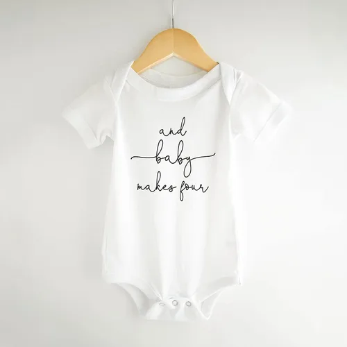 Vista 2 de Bump and Beyond Designs Regalo de anuncio de bebé para familia de cuatro