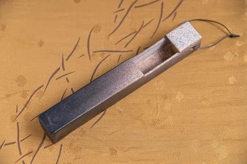 Vista 3 de Jarrón de pared de cerámica japonesa para un solo tallo, fabricado en Japón, diseño minimalista de Wabi-Sabi, acabado natural al horno, artículos