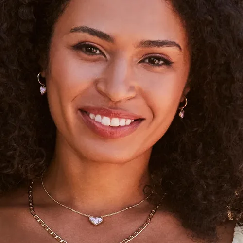 Vista 3 de Kendra Scott Ari - Collar con colgante de corazón y longitud ajustable para mujer, joyería a la moda