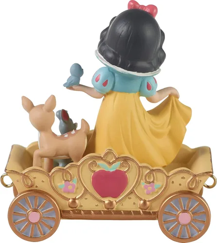 Vista 4 de Precious Moments Disney Figurina de Desfile de Cumpleaños – Blancanieves Edad 1 – Coleccionable de Regalo para el Primer Cumpleaños de Bebé Niña