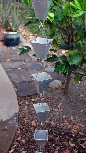 Vista 2 de Cadena de lluvia de copas cuadradas cónicas - Aluminio - 13 pies Alumino