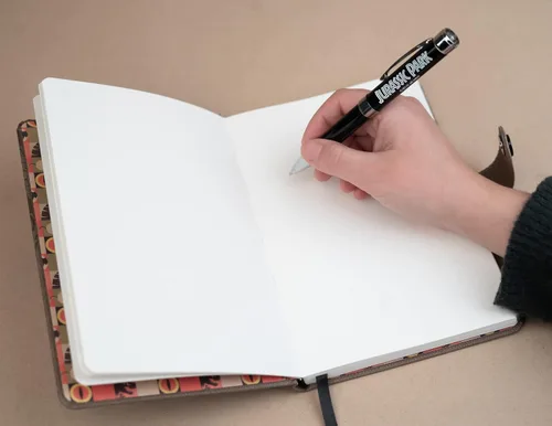 Vista 7 de Cuaderno diario oficial de Jurassic Park, cuadernos de tapa dura + bolígrafo, cuaderno A5, bonitos cuadernos 180 páginas punteadas Jurassic