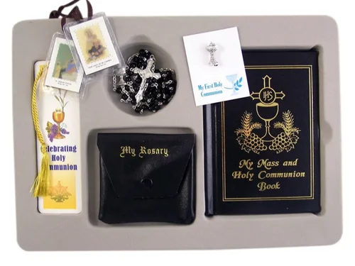 Vista 2 de Regalos de primera comunión para niños con rosario, libro de oración, escapular, pin de solapa y marcador