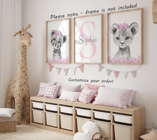 Vista 4 de Juego de 3 pósteres de animales de safari para niñas, habitación del bebé, sin marco, con nombre personalizado, flores rosas o moradas, decoración