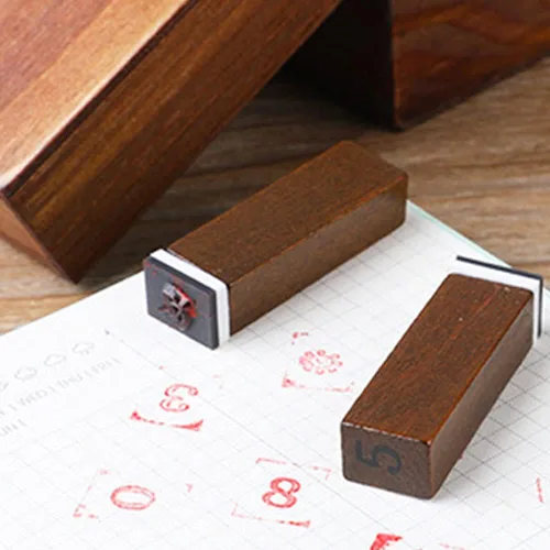 Vista 7 de DIYOMR Sellos de letras vintage, sellos de goma de madera, juego de 26 sellos del alfabeto con caja de madera roja antigua vintage para hacer