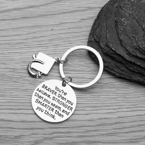 Vista 2 de Sportybella Llavero de graduación con frase "You're Braver Than You Believe" con dije de gorra de graduación, regalo inspirador para ella, él, hija