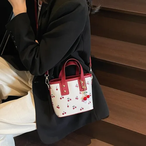 Vista 6 de Bolso tote de piel de cerezo Lindo bolso de hombro Y2K para mujer, bolso de diseñador rojo con asa superior, bolso de mano con estampado de frutas