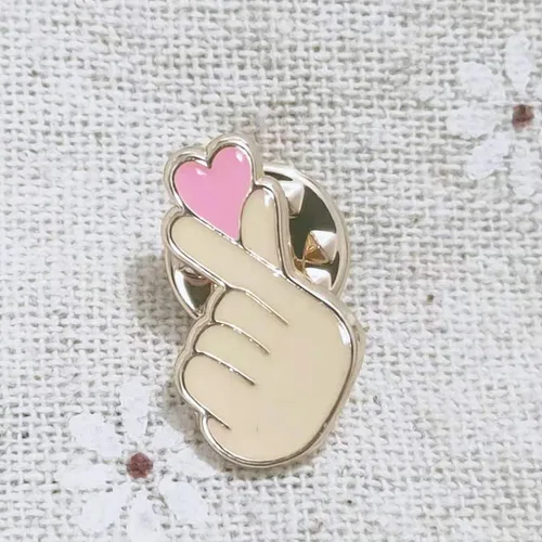 Vista 3 de Broche de gestos de corazón de mano, esmaltado, lenguaje de señas, alfileres de solapa, mini pin de corazón