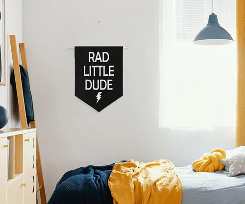 Vista 2 de QODUNG Rad Little Dude - Bandera de lona para colgar en la pared, decoración de pared para habitación de adolescentes, sala de juegos, habitación