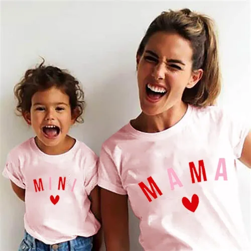 Vista 2 de Mama Mini camisas Mommy and Me Outfiits Love Heart Graphic de manga corta, camisetas casuales a juego para la familia