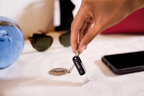 Vista 6 de SanDisk Unidad flash iXpand Go de 128 GB - Para tu iPhone 14 o anterior - Crea espacio en tu iPhone - SDIX60N-128G-GN6NE