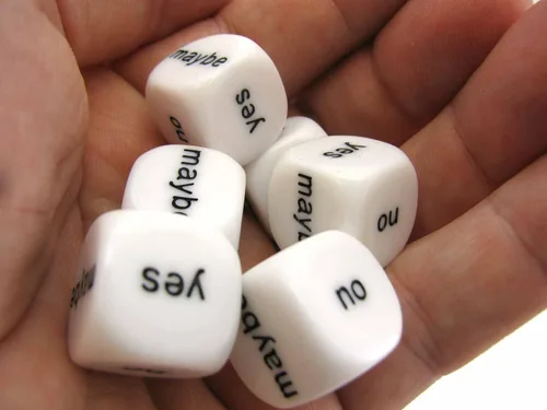 Vista 2 de Juego de 6 dados D6 de 0.630 in Yes, No, Maybe Decisions, color blanco con letras negras