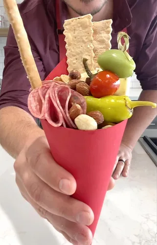 Vista 8 de Mezzetta Pimientos Dulces de Cereza - Rojo & Verde - Jugosos y Ligeramente Picantes - Perfectos para Rellenar con Queso o Prosciutto - En Frasco