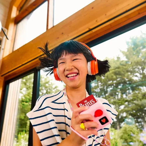 Vista 4 de YOTO Peppa Pig: On The Road with Peppa - Tarjeta de audio para niños para usar con reproductor y mini dispositivo de audio todo en 1, escucha