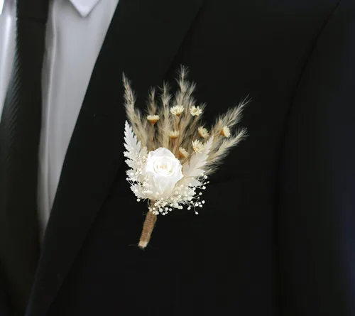 Vista 15 de Flores secas blancas Boho Pampas Boutonniere secas, ramo de flores secas rústicas, pin de solapa para mujeres/novios para hombres (B01)