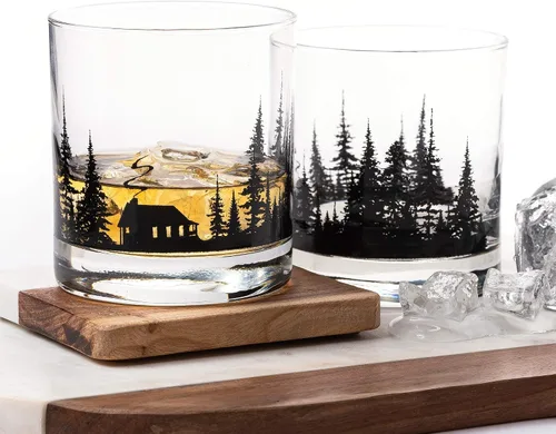 Vista 5 de Black Lantern Juego de vasos de whisky Cabin in the Forest – Vasos de 11 oz estilo antiguo con diseño de cabaña y pino Cristalería de base pesada