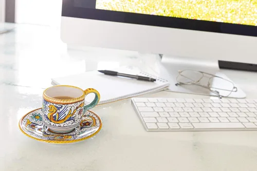 Vista 6 de Fima ThatsArte.com - Taza de café espresso italiana de cerámica y platillo Raffaellesco, Deruta - Pintado a mano, taza de café hecha a mano Made in