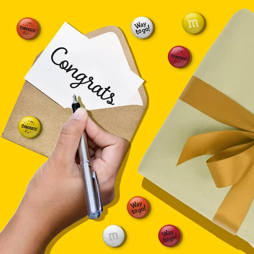 Vista 5 de M&M'S - Caramelo de chocolate con leche prediseñado para felicitaciones, 2 libras de dulces a granel con gráficos de felicitación para regalos