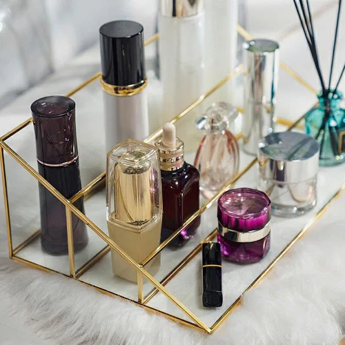 Vista 4 de FSyueyun Estuche organizador de maquillaje dorado, 3 capas de almacenamiento de maquillaje de vidrio, organizador de cosméticos, soporte de anillo