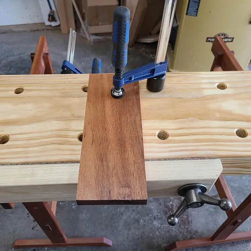 Vista 5 de Taytools 388091 Abrazadera vertical de ajuste rápido para superficie de banco de trabajo, sostenimiento, se adapta a agujeros de perro de 3/4