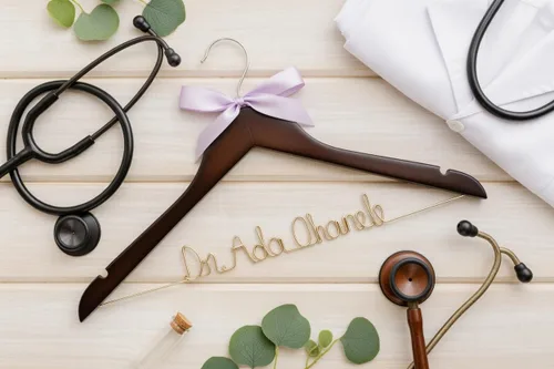 Vista 4 de Percha de médico, graduación de la escuela de medicina, regalo de nuevo médico, regalo de doctorado, primera bata blanca, ceremonia de bata blanca