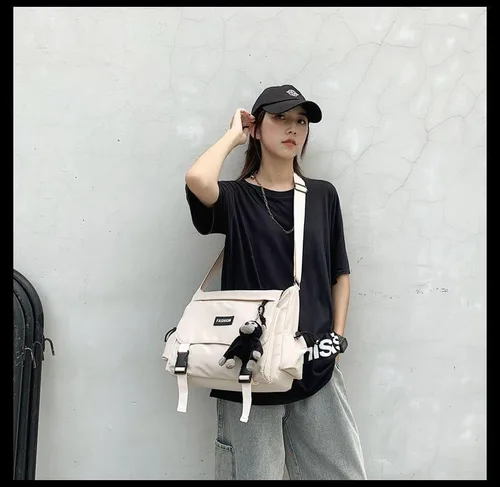 Vista 3 de Inshere Bolso cruzado estético con bonitos pines y adornos, bolsa de mensajero de nailon para el hombro, bolsa japonesa Kawaii para mujeres y hombres