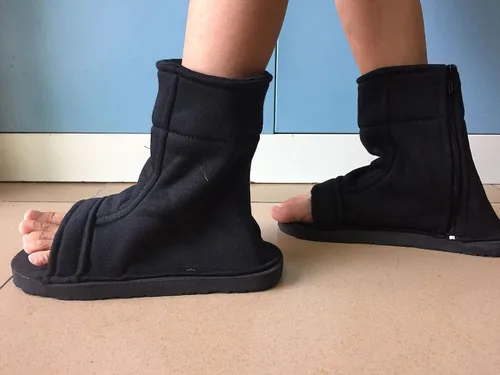 Vista 3 de Zapatos de cosplay de talla de EE. UU. para Halloween, color negroazul adultoniño..