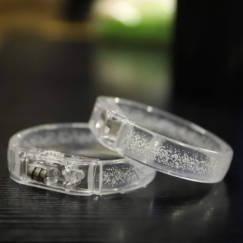 Vista 6 de Pulseras con luz LED, pulseras blancas brillantes, regalos de fiesta, suministros de juguetes para cumpleaños, Halloween, carnavales, fiestas