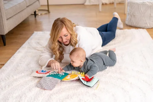 Vista 8 de Manhattan Toy Wimmer Seek & Peek Book
