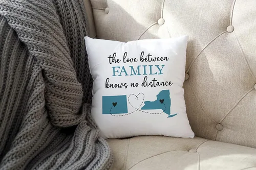 Vista 2 de Canary Road Almohada personalizada The Love Between Family Knows No Distance Familia de larga distancia de dos estados o países Abuelos en leyes