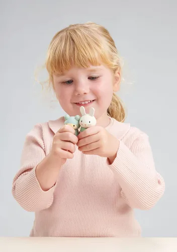 Vista 6 de Tender Leaf Toys - Bear Tales - Juego de muñecas complementarias de casa de muñecas de madera, figuras de 3 piezas de familia de osos para niños