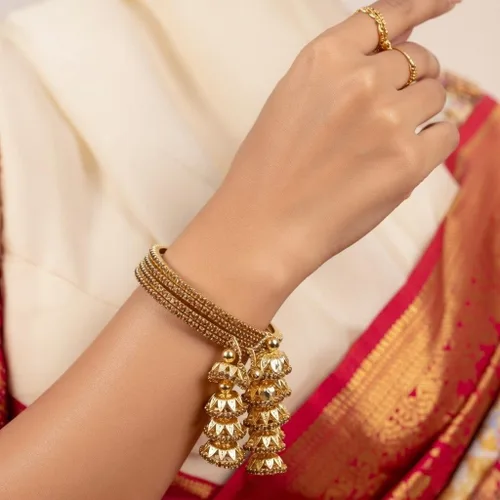 Vista 4 de Efulgenz Juego de pulseras de borla india CZ Jhumka con borla Oro