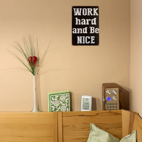 Vista 4 de ARTCLUB Letrero de metal retro con texto en inglés "Work Hard and Be Nice ", divertido con texto en inglés "Work Hard and Be Nice