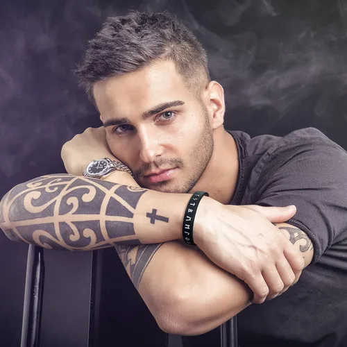 Vista 3 de MEALGUET 5 pulseras vikingas para hombre pulsera vikinga nórdica negra para hombres y mujeres, banda de goma de silicona de ajuste cómodo, joyería