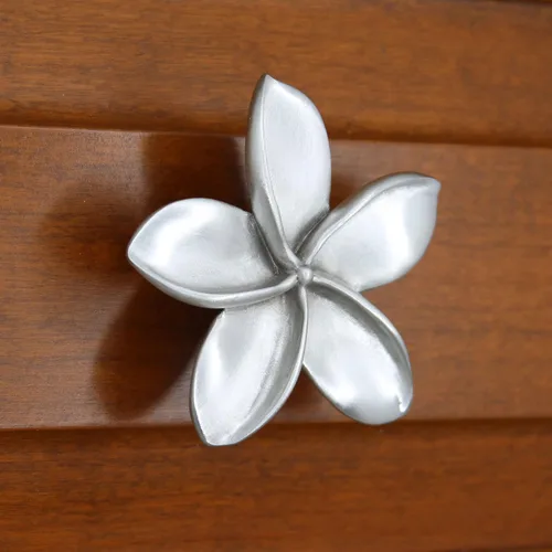 Vista 4 de Pomo de gabinete Plumeria (grande) Perilla de gabinete de flores Frangipani Colección de peltre de artista Herrajes para cocina, dormitorio