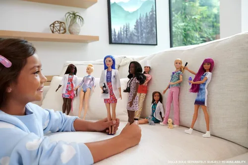 Vista 2 de Muñeca Barbie de Carreras y Accesorio de Moda, Científica con Cabello Azul Usando Bata de Laboratorio y Zapatos Planos con Microscopio