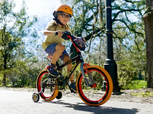 Vista 7 de Dynacraft Hot Wheels BMX Bike for Boys, 12-18 Inch Kids Bike, Ages 3-9, Rev Grip Handlebar Feature, Red & Black