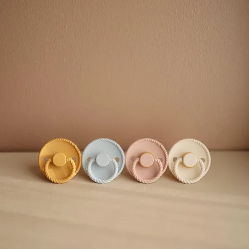 Vista 4 de Frigg Rope SilkySoft - Chupete de silicona para bebé, fabricado en Dinamarca, sin BPA (rubor/crema, 6-18 meses)