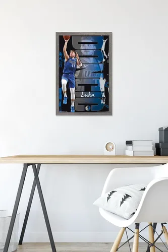 Vista 6 de Trends International NBA Dallas Mavericks - Póster de pared de Luka Doncic 19, 14.725 x 22.375 pulgadas, versión enmarcada de madera de granero