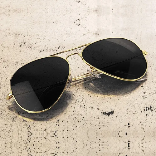Vista 4 de Skeleteen Gafas de sol de aviador negras y doradas, estilo militar, gafas de sol oscuras con marco de metal dorado y protección UV 400, Dorado, Negro