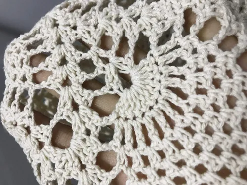 Vista 5 de Damanni Mantel de encaje hecho a mano de algodón hecho a mano, redondo, beige, 20 pulgadas