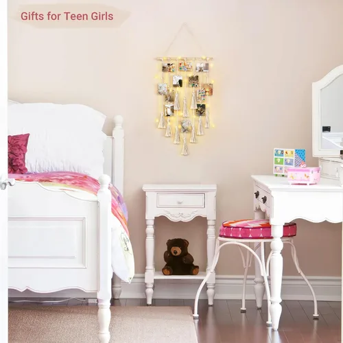 Vista 4 de Mkono Expositor de fotos colgante de macramé bohemio para decoración de pared con luz, regalos para adolescentes, soporte para tarjetas de fotos