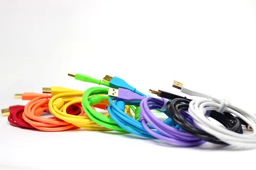 Vista 4 de DJ TechTools Chroma Cables Cable USB-A a USB-B en ángulo recto 4.9 ft / 5 pies Audio optimizado Blindado de interferencias Sujetacables Azul