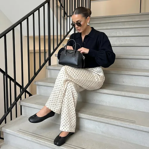 Vista 3 de CUSHIONAIRE Maki Tabi - Zapatos planos para mujer, con puntera dividida, suela flexible y plantilla acolchada Negro