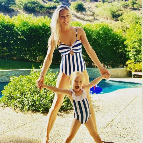 Vista 2 de IFFEI Traje de baño de una pieza a juego para la familia, traje de baño a rayas ahuecado monokini Mommy and Me Beachwear